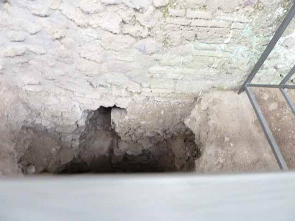 Unnamed Vicolo between IX.12 and IX.13. May 2010. Exterior wall of IX.12 with drain.