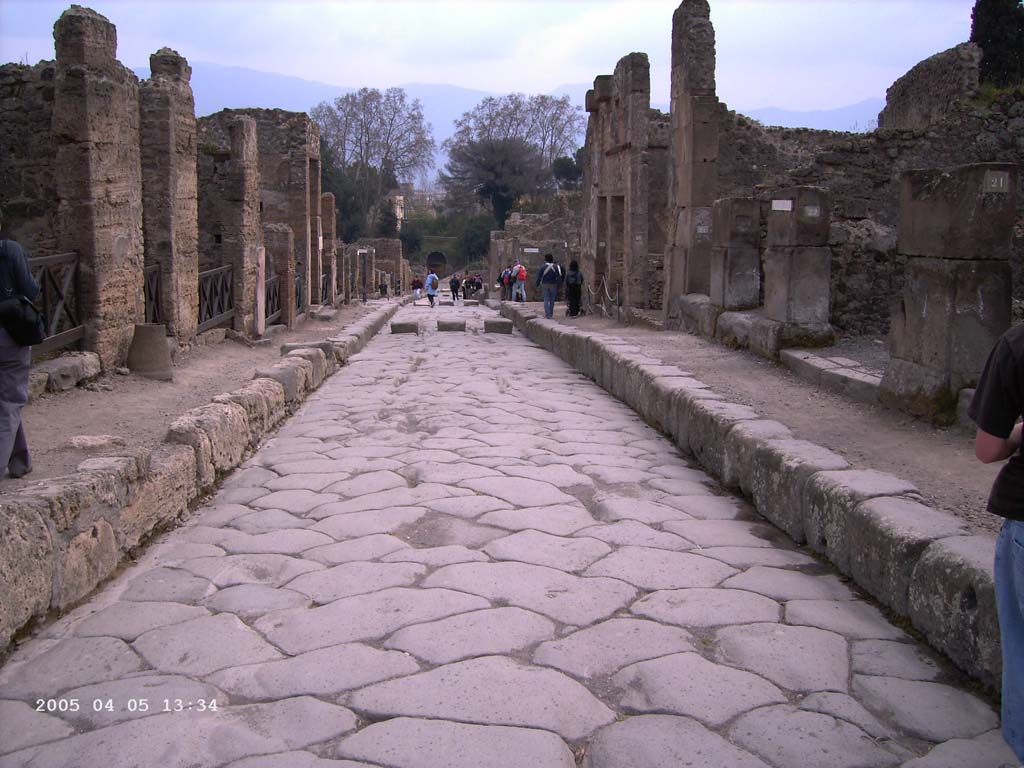 Via Stabiana, Pompeii.  April 2005. Looking south towards Porta Stabia/Stabian Gate. Photo courtesy of Klaus Heese.