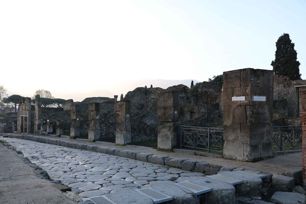 Via Stabiana, Pompeii. December 2018. 
Looking south along west side of roadway, from VIII.4.28, on left, to VIII.4.17a/17, on right. Photo courtesy of Aude Durand.
