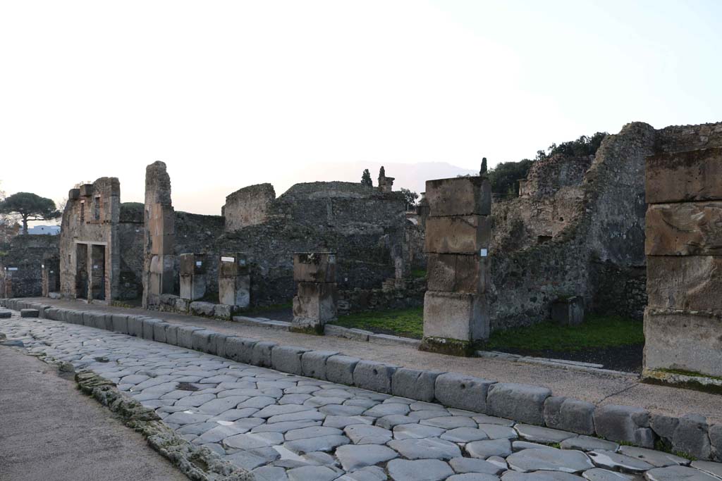 Via Stabiana, Pompeii. December 2018. 
Looking south along west side of roadway, from VIII.4.28, on left, to VIII.4.20, on right. Photo courtesy of Aude Durand.
