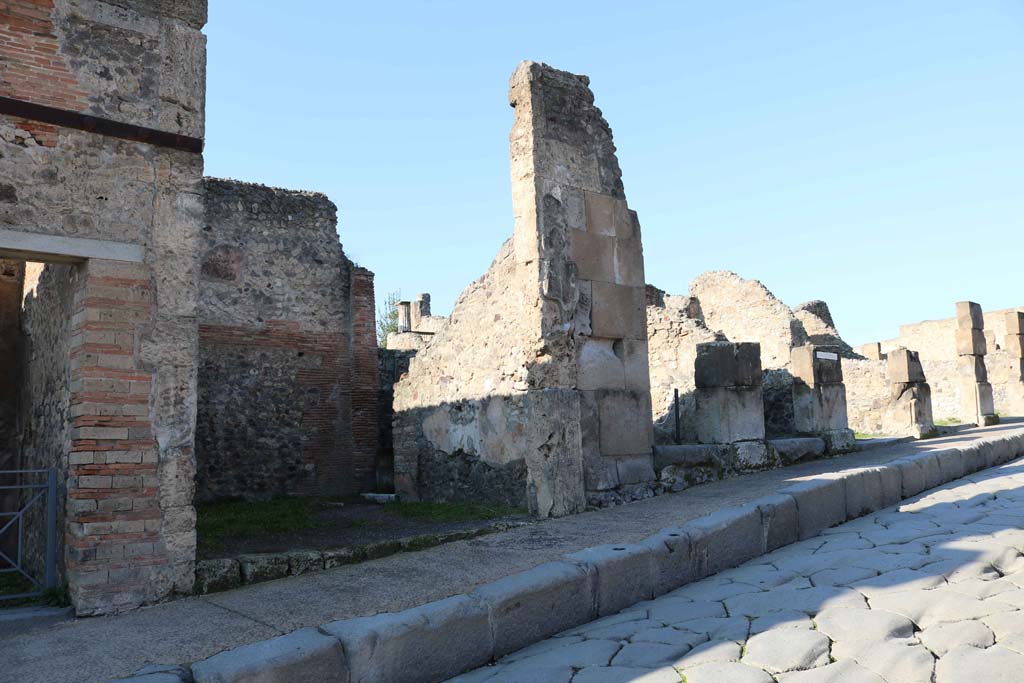 Via Stabiana, Pompeii. December 2018. 
Looking north along west side of roadway from VIII.4.26, on left, to VIII.4.20, on right. Photo courtesy of Aude Durand.
