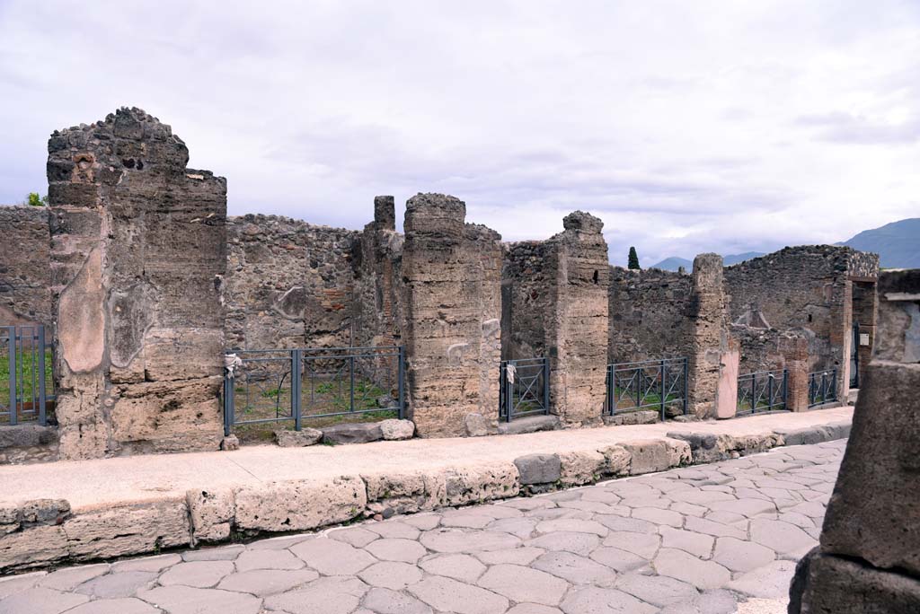 Via Stabiana, east side, Pompeii. October 2019. Looking south-east on Via Stabiana, from I.4.11, on left to I.4.5, on right.      
Foto Tobias Busen, ERC Grant 681269 DÉCOR.
