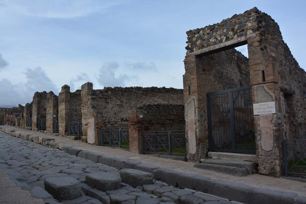 Via Stabiana, east side, Pompeii. March 2018. Looking north along Via Stabiana, with entrance to I.4.5, on right.
Foto Tobias Busen, ERC Grant 681269 DÉCOR

