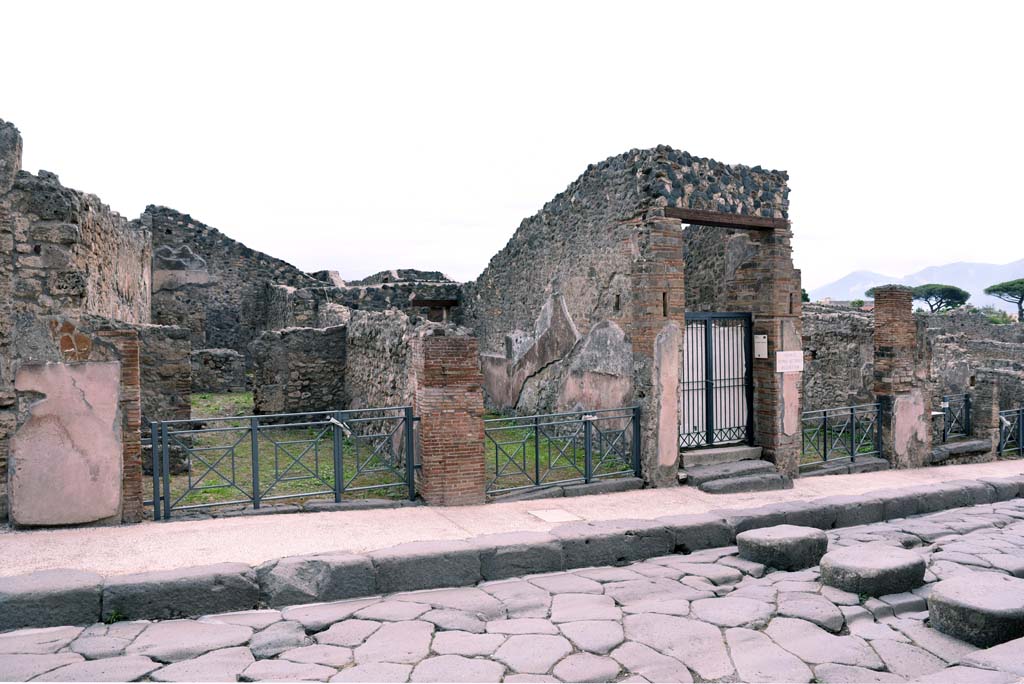Via Stabiana, east side, Pompeii. October 2019. Looking south-east on Via Stabiana, from I.4.7, on left to I.4.2, on right.      
Foto Tobias Busen, ERC Grant 681269 DÉCOR.
