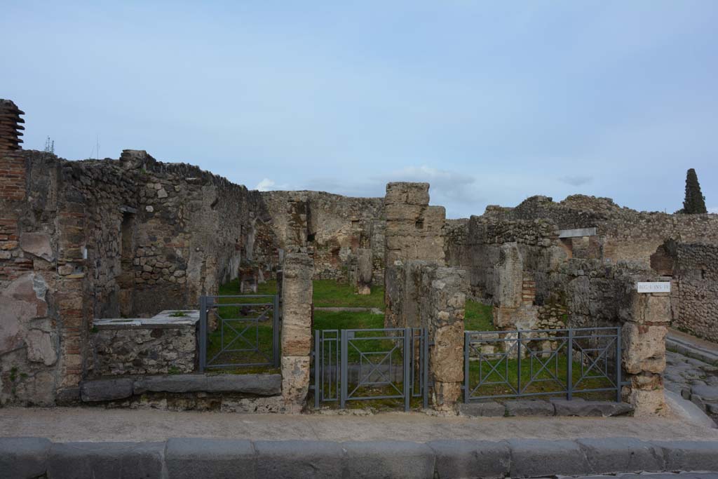 Via Stabiana, east side, Pompeii. March 2018. Looking east to I.4.3, on left, I.4.2, in centre, and I.4.1, on right.
Foto Tobias Busen, ERC Grant 681269 DÉCOR
