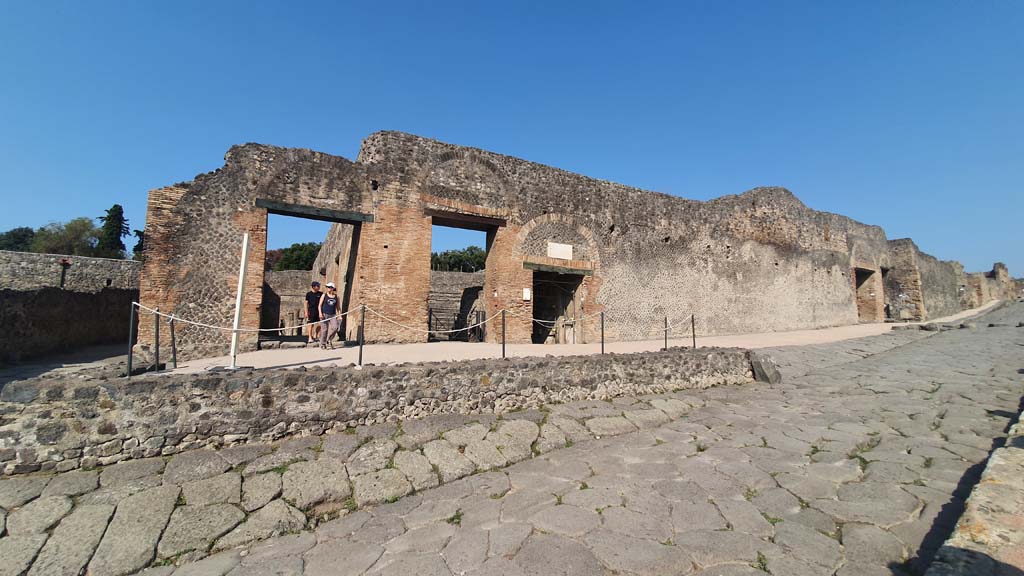 Via Stabiana, west side, Pompeii. July 2021. Looking north along west side from VIII.7.16, on left.
Foto Annette Haug, ERC Grant 681269 DÉCOR.
