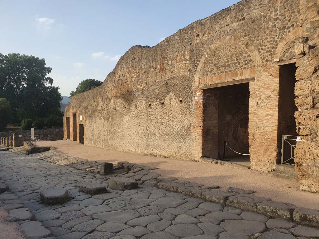 Via Stabiana, west side, Pompeii. August 2021. 
Looking south-west towards entrances at VIII.7.16, 17, 18, 19, 20 and 21, the Theatres.
Foto Annette Haug, ERC Grant 681269 DÉCOR.
