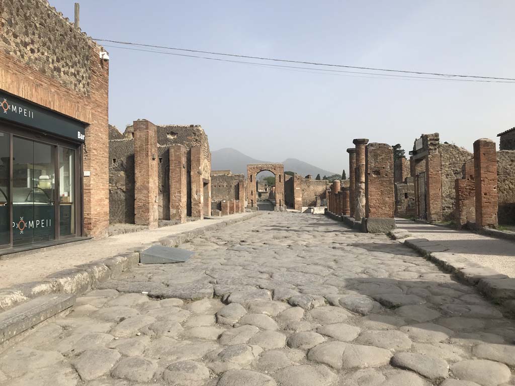 Via del Foro. April 2019. Looking north from near the restaurant at VII.5.20.
Photo courtesy of Rick Bauer.
