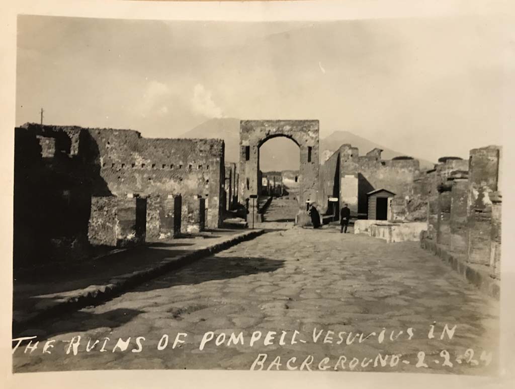 Via del Foro, Pompeii. 2nd February 1924. Looking north towards Arch at junction with Via di Mercurio.
Photo courtesy of Rick Bauer.
