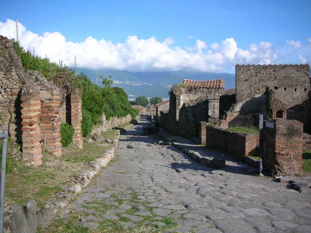 Via del Vesuvio, Pompeii. May 2010. Looking south from site of Vesuvian gate. Photo courtesy of Ivo van der Graaff.