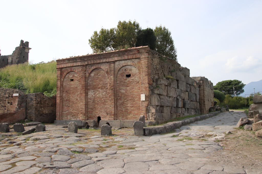 Via del Vesuvio, north-west side, Pompeii. October 2022. Castellum Aquae, on west side of Vesuvian Gate. Photo courtesy of Klaus Heese.