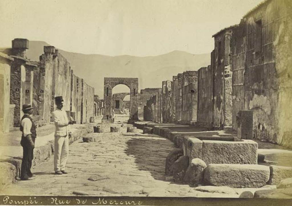 Via di Mercurio, Pompeii. Undated photograph by Mauri, numbered 009. Looking south from junction with Vicolo di Mercurio, and fountain at VI.8.24. Photo courtesy of Rick Bauer.

