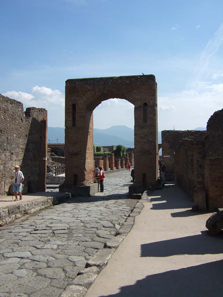 Via di Mercurio between VI.10 and VI.8. September 2005.
Looking south through the Arch of Caligula to Via del Foro. 
