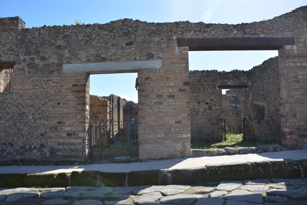 Via di Nola, south side, Pompeii. March 2017. Looking south to entrance doorways of IX.5.4, on left, and IX.5.3, on right.
Foto Christian Beck, ERC Grant 681269 DÉCOR.

