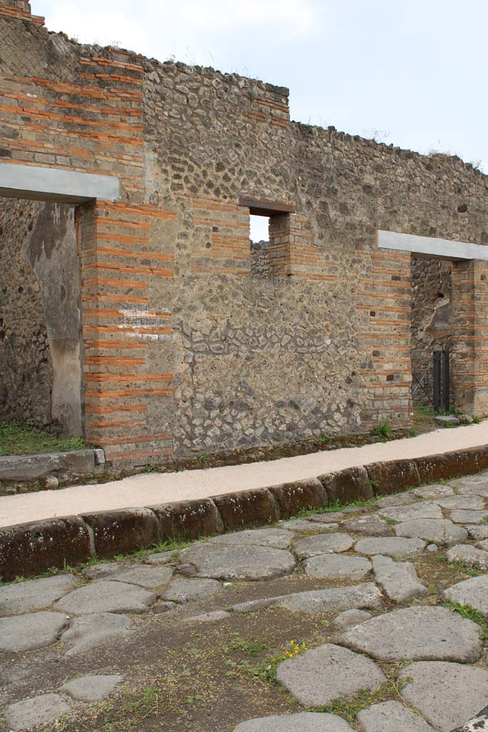 Via di Nola, south side, Pompeii. May 2019. Looking towards IX.5.5, on left, and IX.5.4, on right.
Foto Christian Beck, ERC Grant 681269 DÉCOR.
