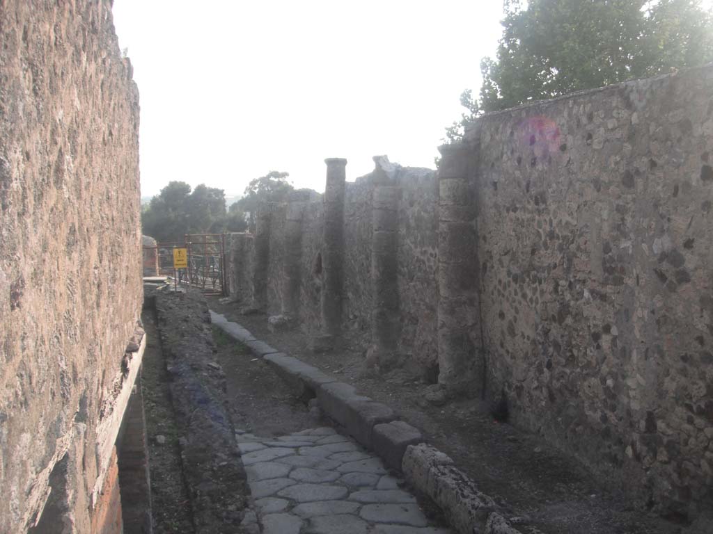 Vicolo dei Soprastanti, Pompeii. May 2011. 
Looking west between VII.15 and VII.16, from ramp outside VII.15.16, on left. Photo courtesy of Ivo van der Graaff.
