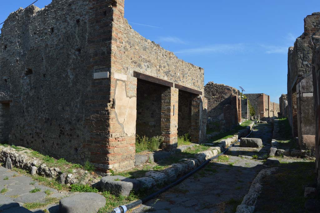 Vicolo dei Soprastanti, Pompeii. October 2017. 
Looking east from junction with Vicolo del Farmacista, on left, with Vicolo del Gallo, on right.
Foto Taylor Lauritsen, ERC Grant 681269 DÉCOR.

