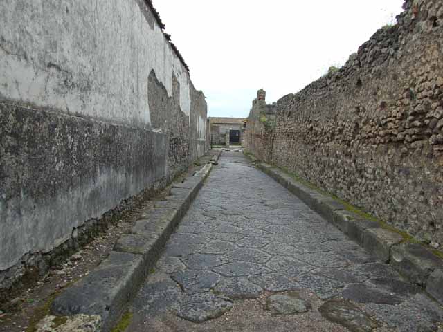 Vicolo del Fauno, May 2010. Looking north between VI.9 and VI.11, from Vicolo di Mercurio.
