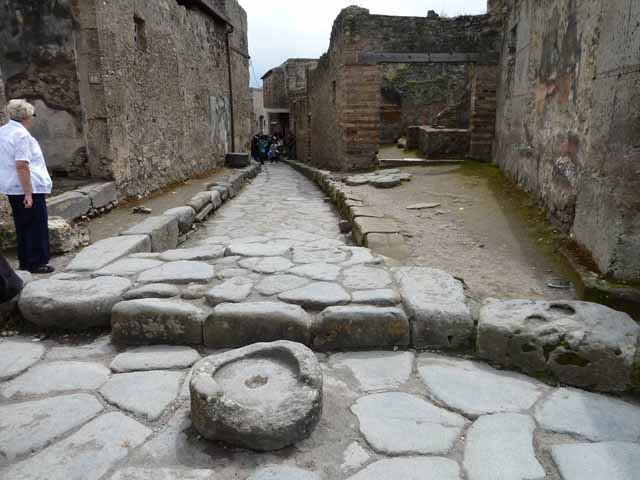 Vicolo del Lupanare, east side, May 2010. Street altar on corner of VII.1.42, with Via degli Augustali.