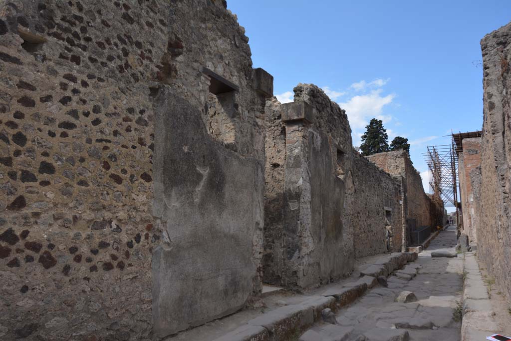 Vicolo di Mercurio, Pompeii. July 2017. Looking west between VI.14 and VI.16 with doorway at VI.14.34, in centre.
Foto Annette Haug, ERC Grant 681269 DÉCOR.

