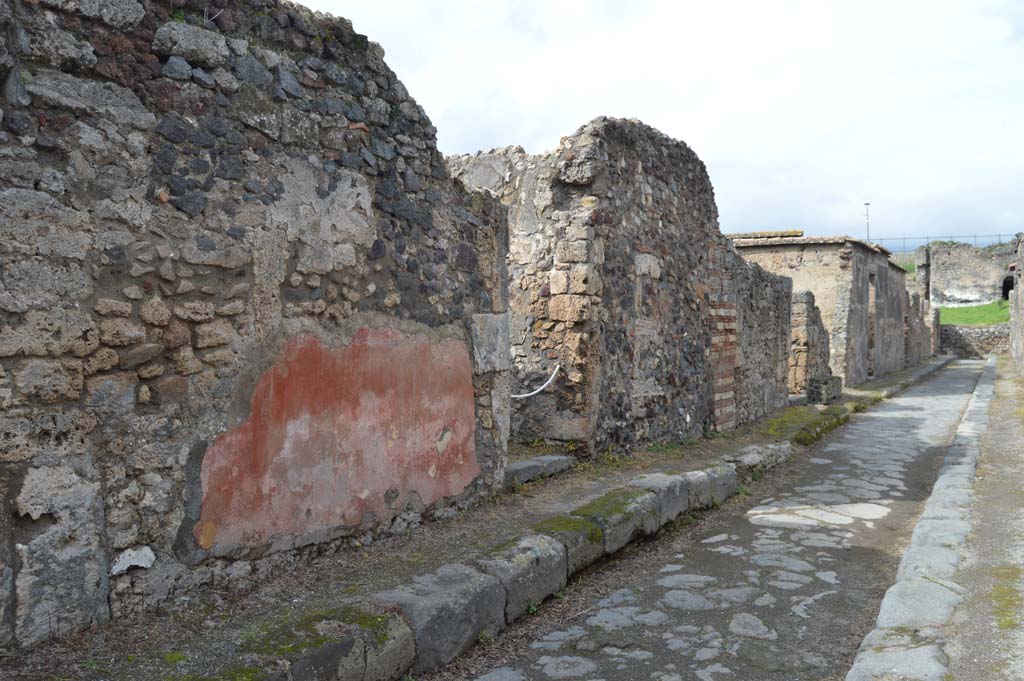 Vicolo di Modesto, west side, Pompeii. March 2018. Looking north-west towards doorway to VI.2.25, in centre.
Foto Taylor Lauritsen, ERC Grant 681269 DÉCOR.
