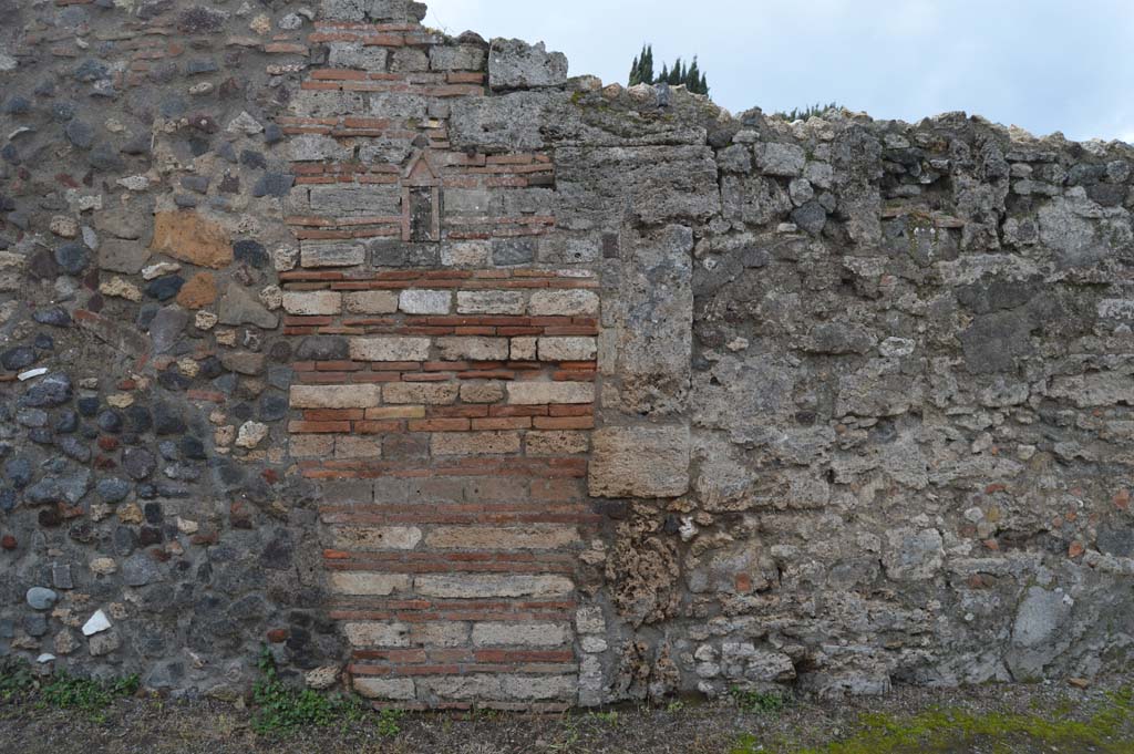 Vicolo di Modesto, west side, Pompeii. March 2018. Brick pilaster in front façade between VI.2.25 and VI.2.24, on Vicolo di Modesto.
Foto Taylor Lauritsen, ERC Grant 681269 DÉCOR.
