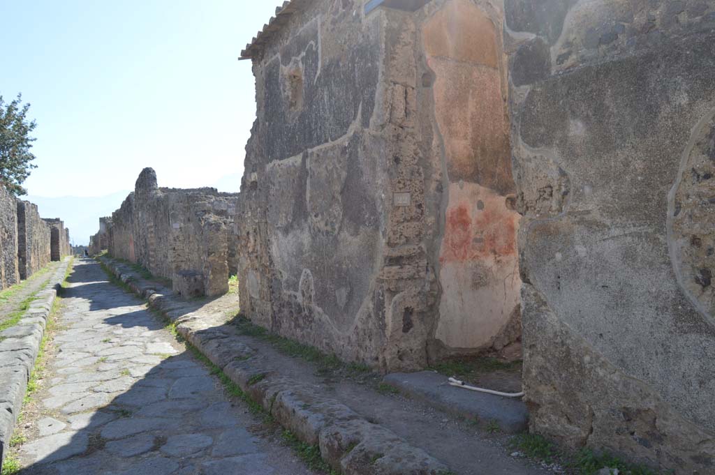Vicolo di Modesto, west side, Pompeii. October 2017. Looking south from near VI.2.22, on right.
Foto Taylor Lauritsen, ERC Grant 681269 DÉCOR.
