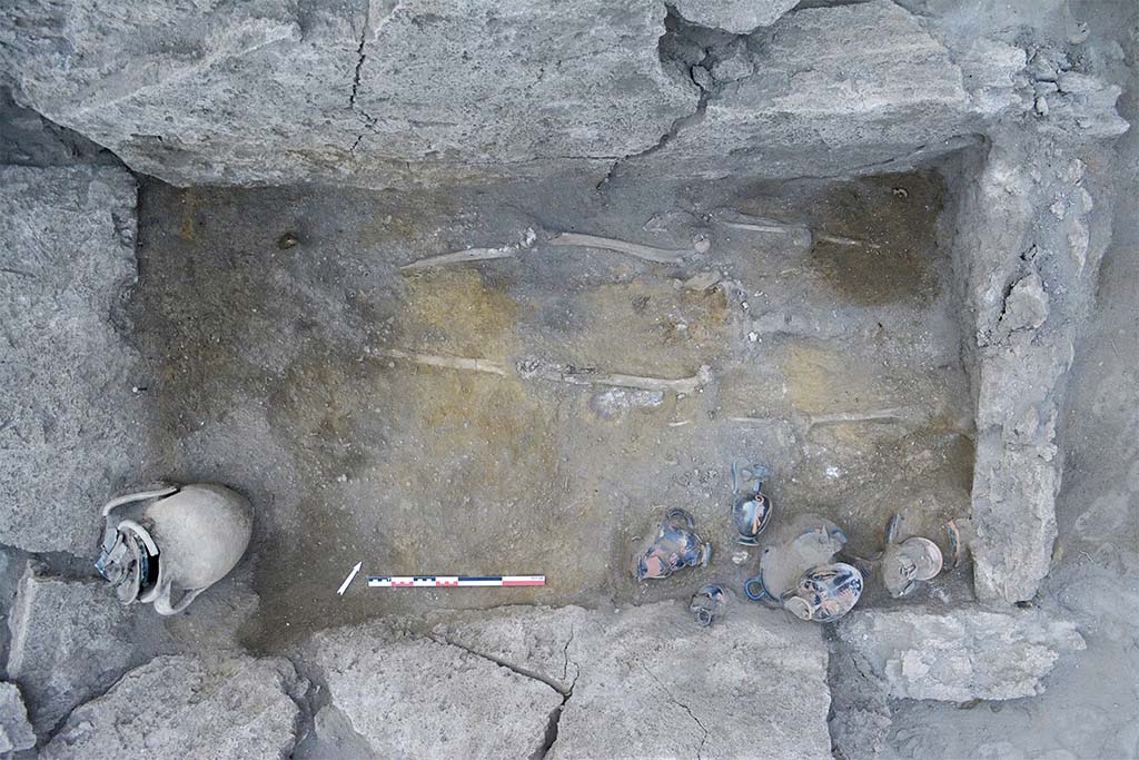 The burial SP30055 (HGE31A), the deceased and her grave goods. View from above. (See CEFR 1581 and below) Fig. 25.
La spulture SP30055 (HGE31A), le dfunt et son mobilier. Vue znithale. (Voir CEFR 1581 et ci-dessous) Fig. 25.
Photo  B. Lemaire, EFR/CNRS.
