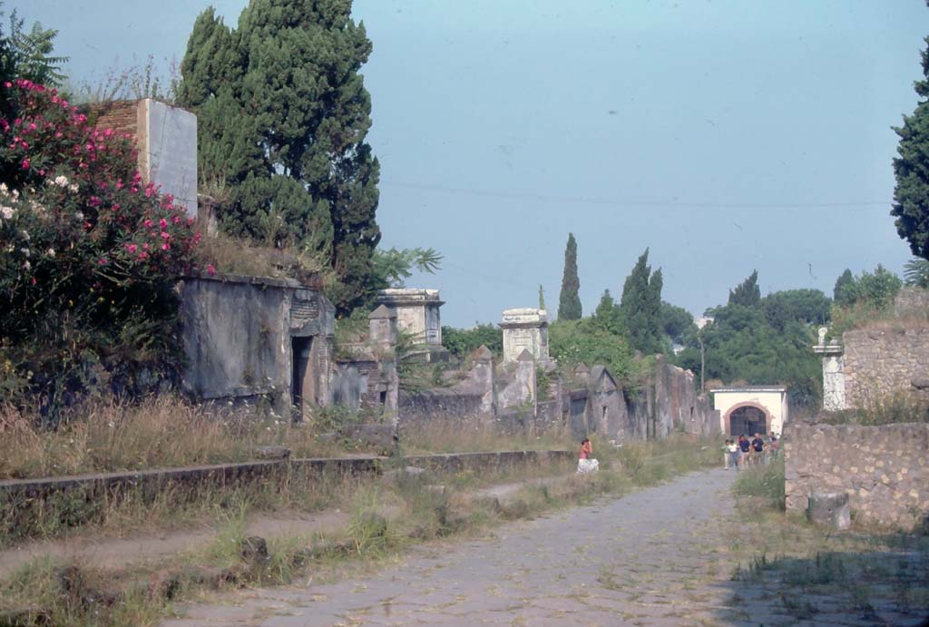 HGW17, Pompeii, on left. 8th August 1976. Looking north along west side of Via dei Sepolcri.
Photo courtesy of Rick Bauer, from Dr George Fays slides collection.
