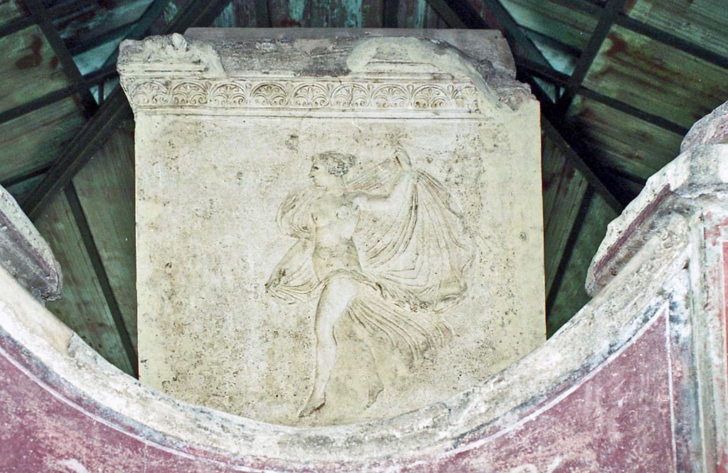 VGJ Pompeii. Pompeii. October 2001. 
Detail from north side of inner tomb with carved marble figure and paintings of cupids. Photo courtesy of Peter Woods.
