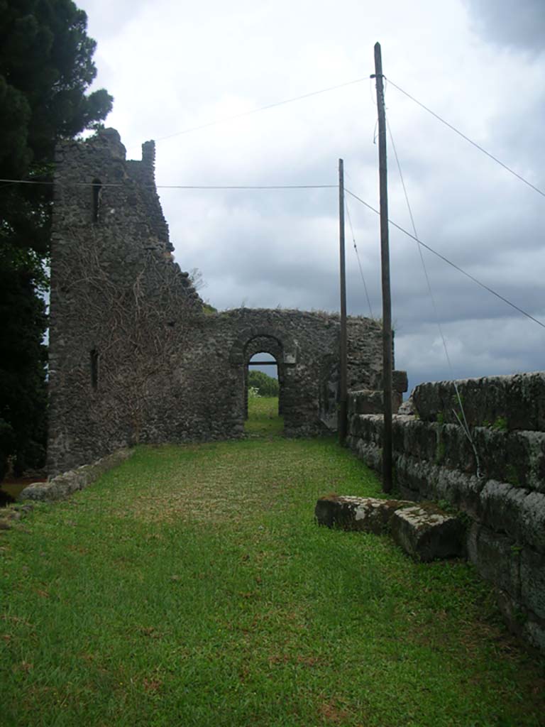 Tower X, Pompeii. May 2010. 
Looking east towards west side of first floor room from wall-walk. Photo courtesy of Ivo van der Graaff.
