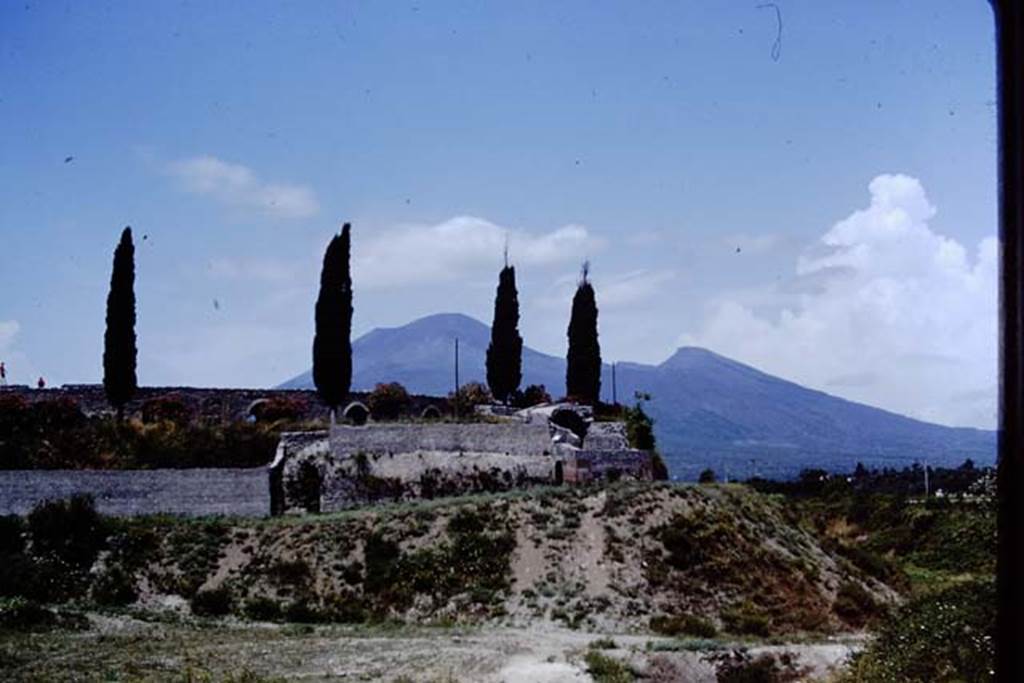 T5 Pompeii. 1972. Looking north to Tower V and amphitheatre walls.. Photo by Stanley A. Jashemski. 
Source: The Wilhelmina and Stanley A. Jashemski archive in the University of Maryland Library, Special Collections (See collection page) and made available under the Creative Commons Attribution-Non Commercial License v.4. See Licence and use details. J72f0430
