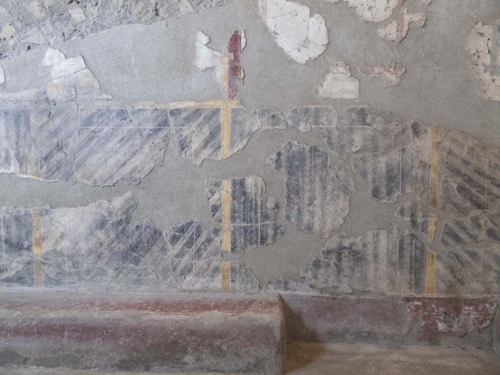 Oplontis Villa of Poppea, September 2017. Corridor 46, detail of bench and decoration from south wall.
Foto Annette Haug, ERC Grant 681269 DÉCOR.

