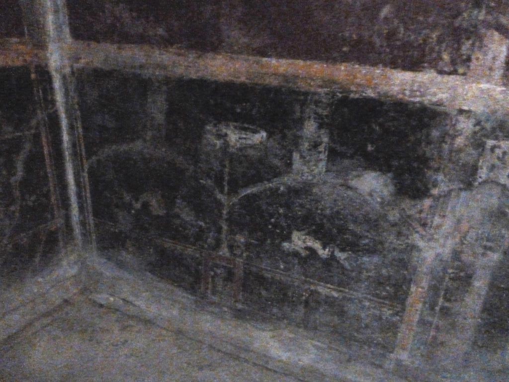 Stabiae, Villa Arianna, September 2015. Room 5, black painted zoccolo at east end of south wall.
