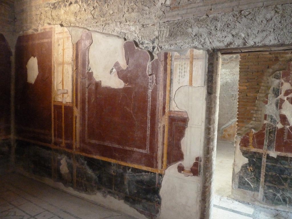 Stabiae, Villa Arianna, September 2015. Room 5, west wall of cubiculum, with doorway to Corridor 8, on right.