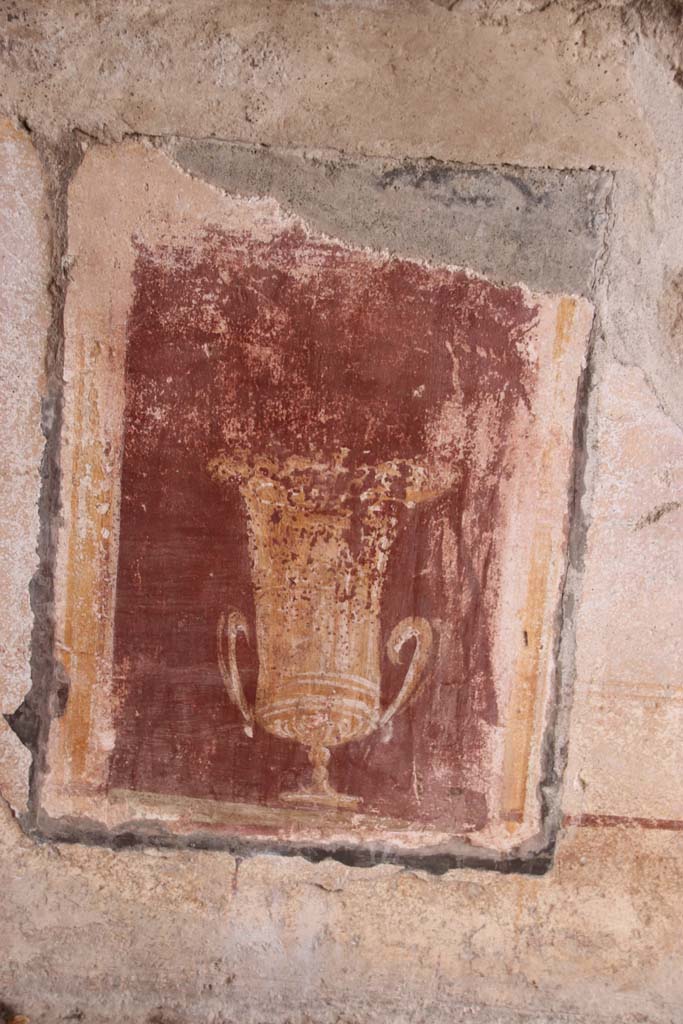Stabiae, Villa Arianna, October 2020. Room 1, detail of painted urn on zoccolo of west wall. Photo courtesy of Klaus Heese.