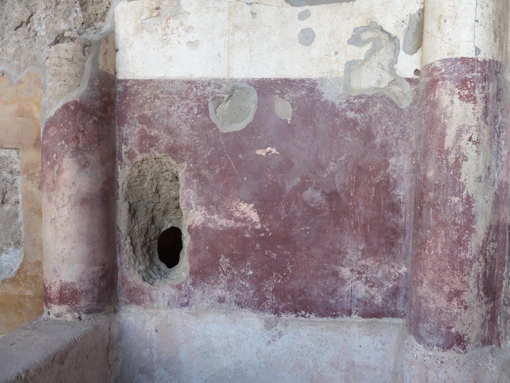 Stabiae, Villa Arianna, September 2015. Room 21, painted south wall behind pool/tank.
