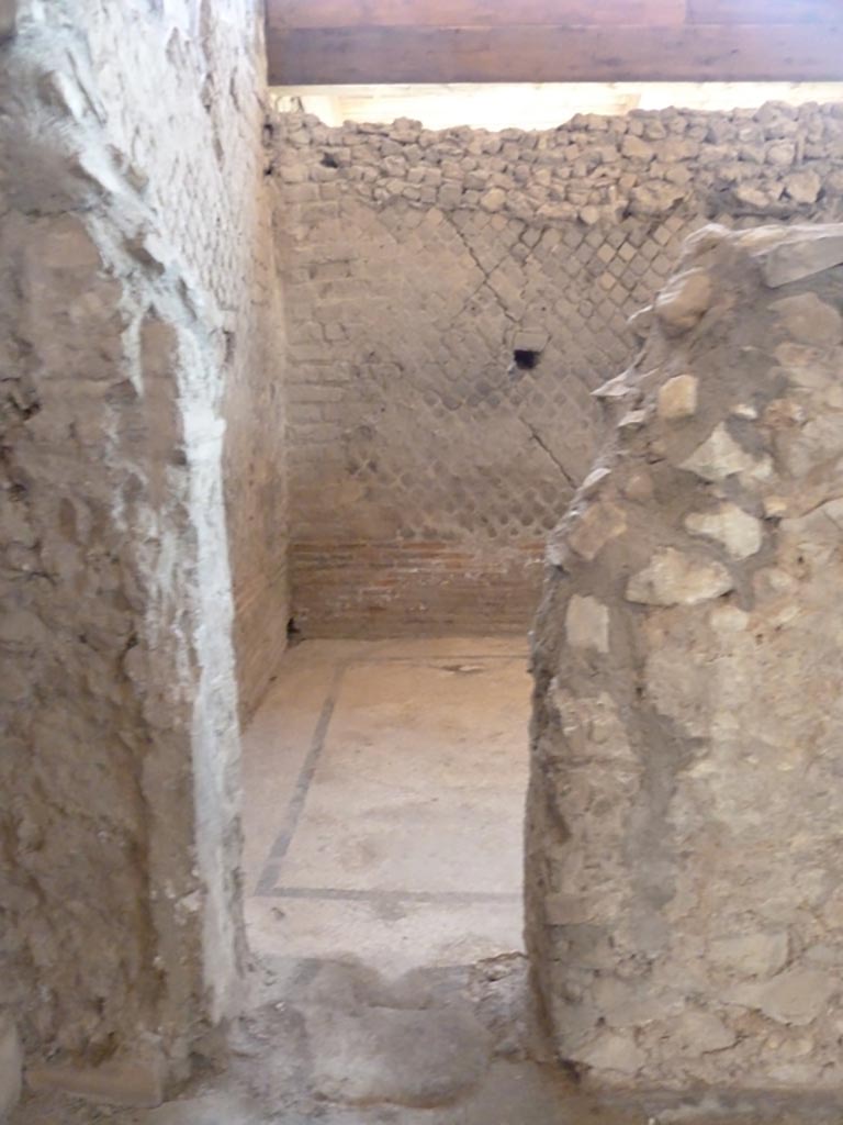 Stabiae, Villa Arianna, September 2015. Room 23, doorway to cubiculum in north wall of west ala.