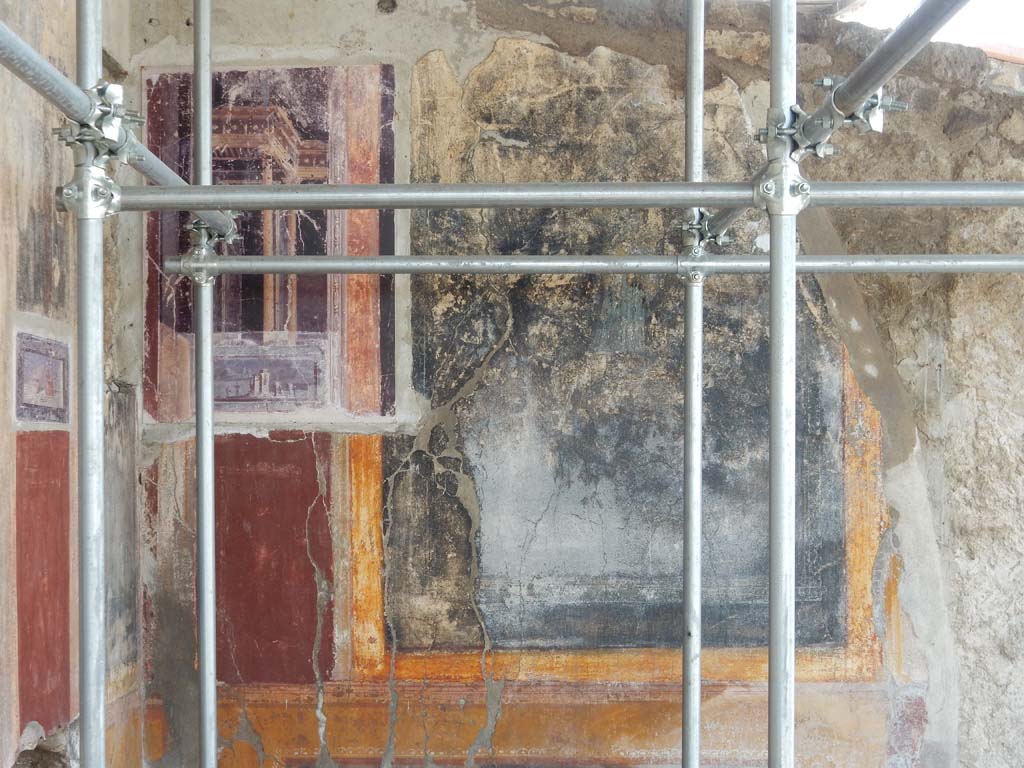 Stabiae, Villa Arianna.  June 2019. Room 42, detail of west wall. Photo courtesy of Buzz Ferebee.