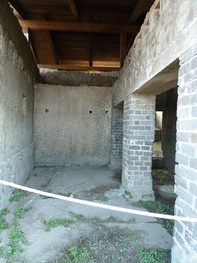 Stabiae, Villa Arianna, September 2015. Room 32, on left, and area 36, on right by the pilaster.