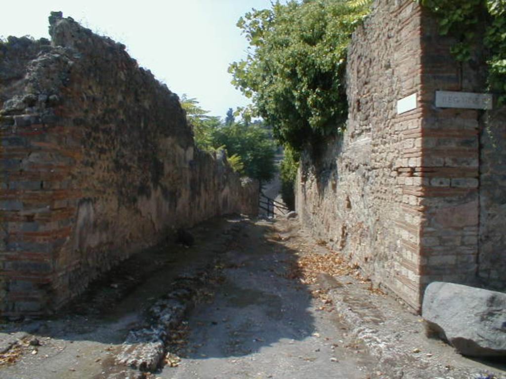 I.2  Pompeii. September 2005. Vicolo, looking west.  Side wall of I.3.29