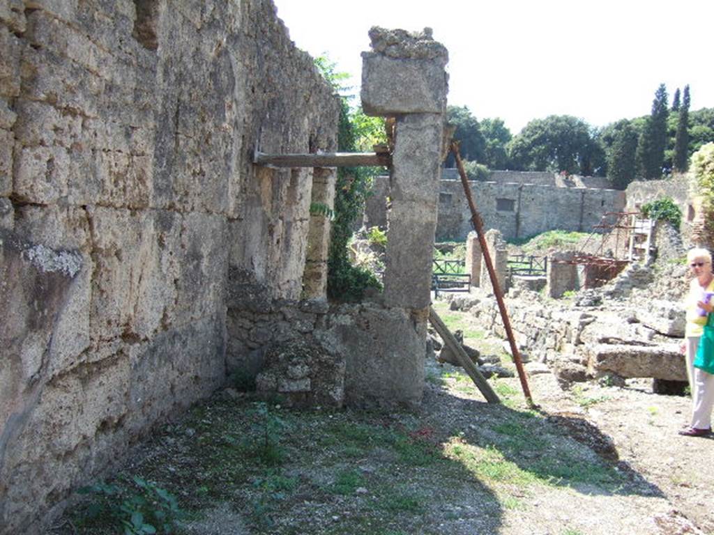 Looking west to remains of street altar next to the monumental entrance to I.5.1 Pompeii. September 2005. According to Van Andringa there was a possible street altar together with a bench here. See Van Andringa W., 2000. Rivista di studi pompeiani XI. Roma: L’Erma di Bretschneider. (p. 62, figs. 31a and b).