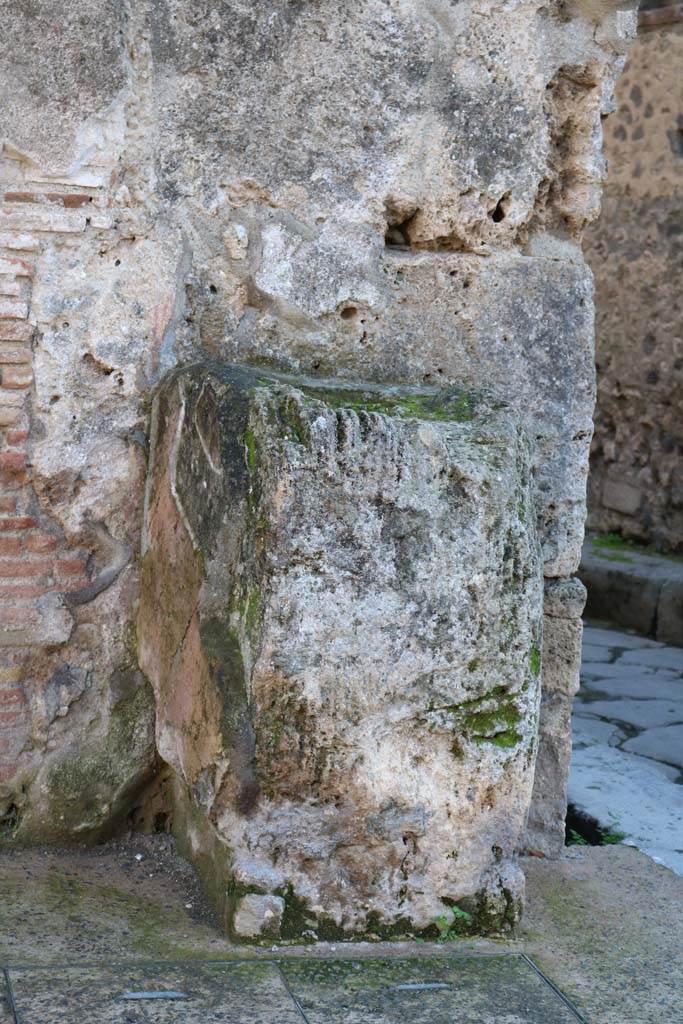 Street altar at corner near I.6.12 on Via dell’Abbondanza. December 2018. 
Photo courtesy of Aude Durand.