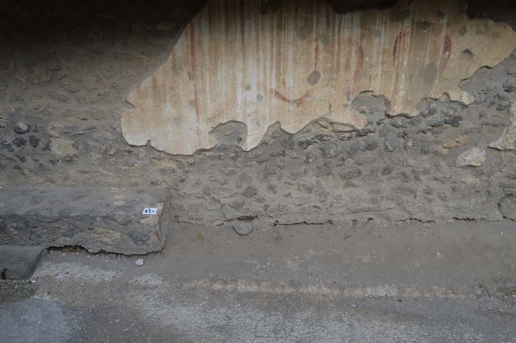 I.8.1 Pompeii. October 2018. West perimeter wall, with remains of lararium, white at bottom with serpent at the side of an altar.
Foto Taylor Lauritsen, ERC Grant 681269 DÉCOR.