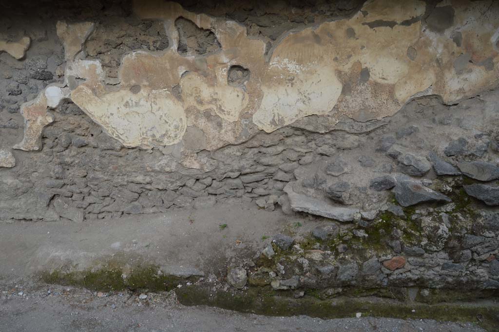 Pompeii Street Altar at I.8.1. October 2018. 
Remains of painting immediately to north of ramp to altar. This used to show more coils of the serpent.
Foto Taylor Lauritsen, ERC Grant 681269 DÉCOR.