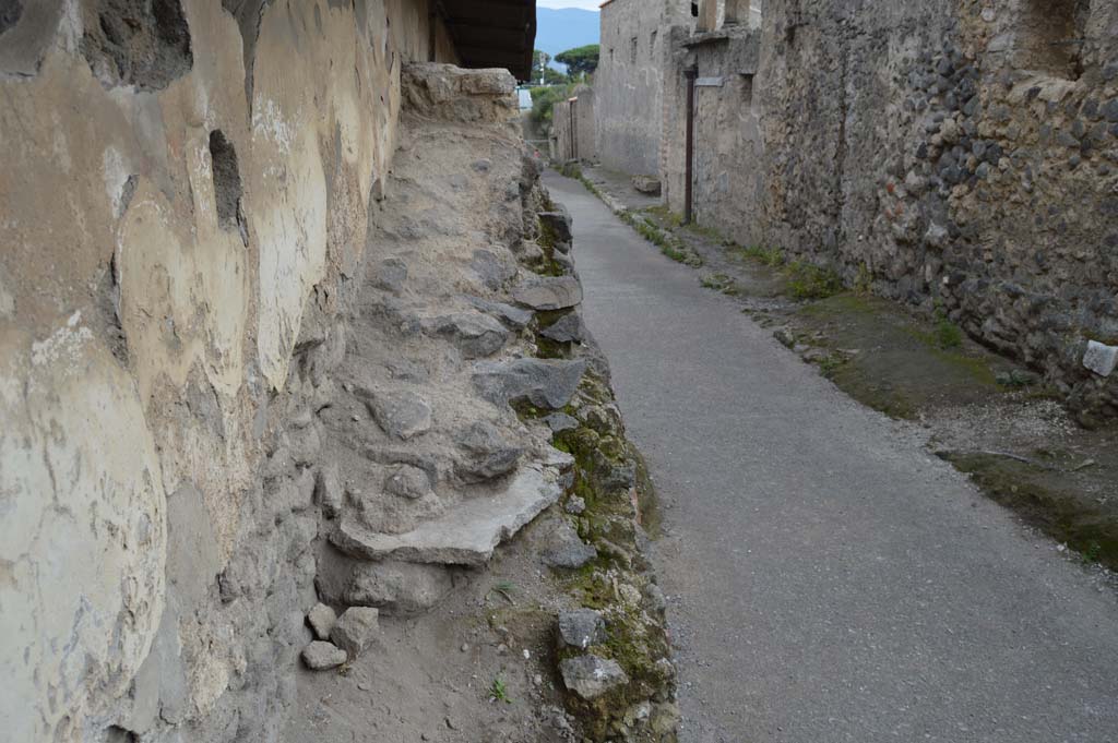 I.8.1 Pompeii. October 2018. Looking south along ramp with altar, on east side of Vicolo dell’Efebo. 
Foto Taylor Lauritsen, ERC Grant 681269 DÉCOR.