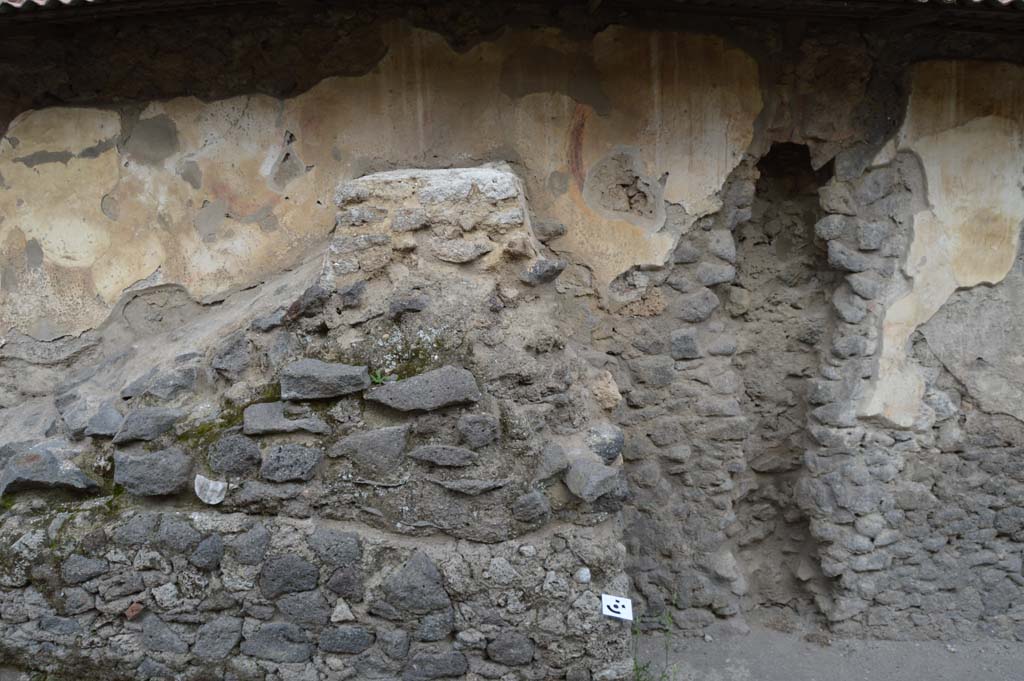 Pompeii Street Altar at I.8.1. October 2018. West exterior side wall with remaining painted serpent’s coil above ramp and altar.
Foto Taylor Lauritsen, ERC Grant 681269 DÉCOR.