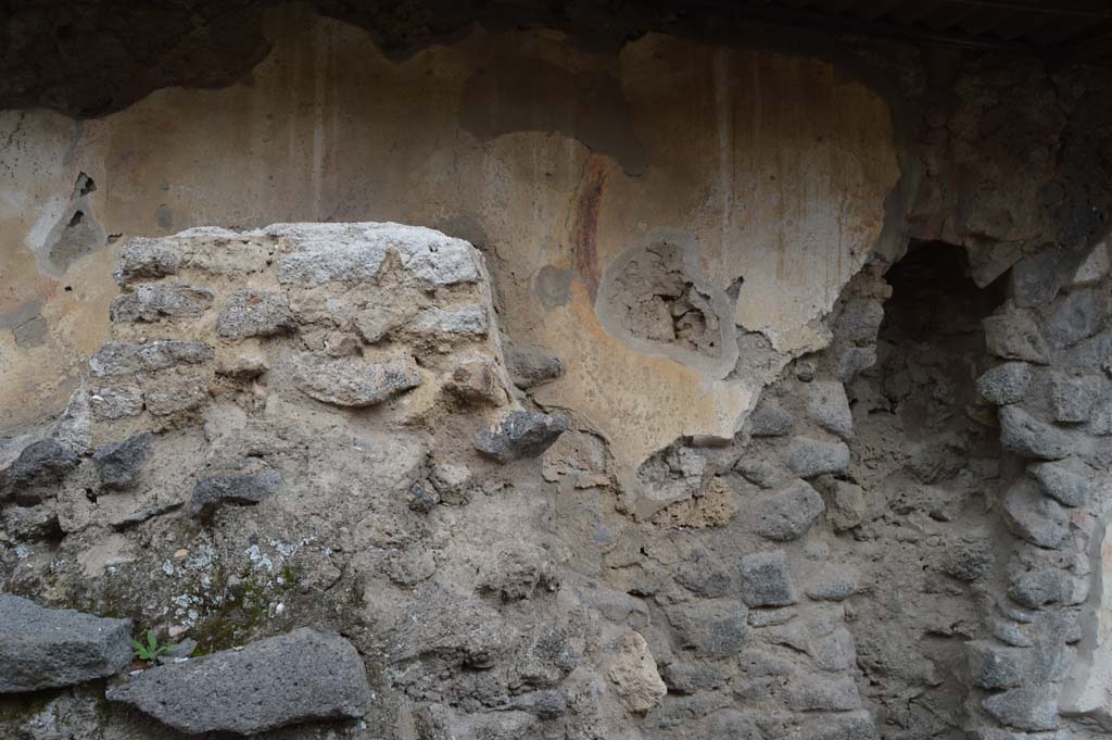 Pompeii Street Altar at I.8.1. October 2018. 
Looking east towards west exterior side of altar at top of ramp, and detail of painted serpent’s coil.
Foto Taylor Lauritsen, ERC Grant 681269 DÉCOR.