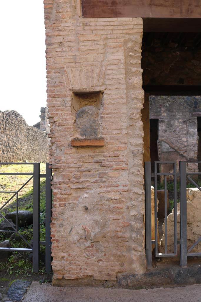 Street shrine or niche at east side of entrance doorway of I.12.5 Pompeii. 
December 2018. Photo courtesy of Aude Durand.