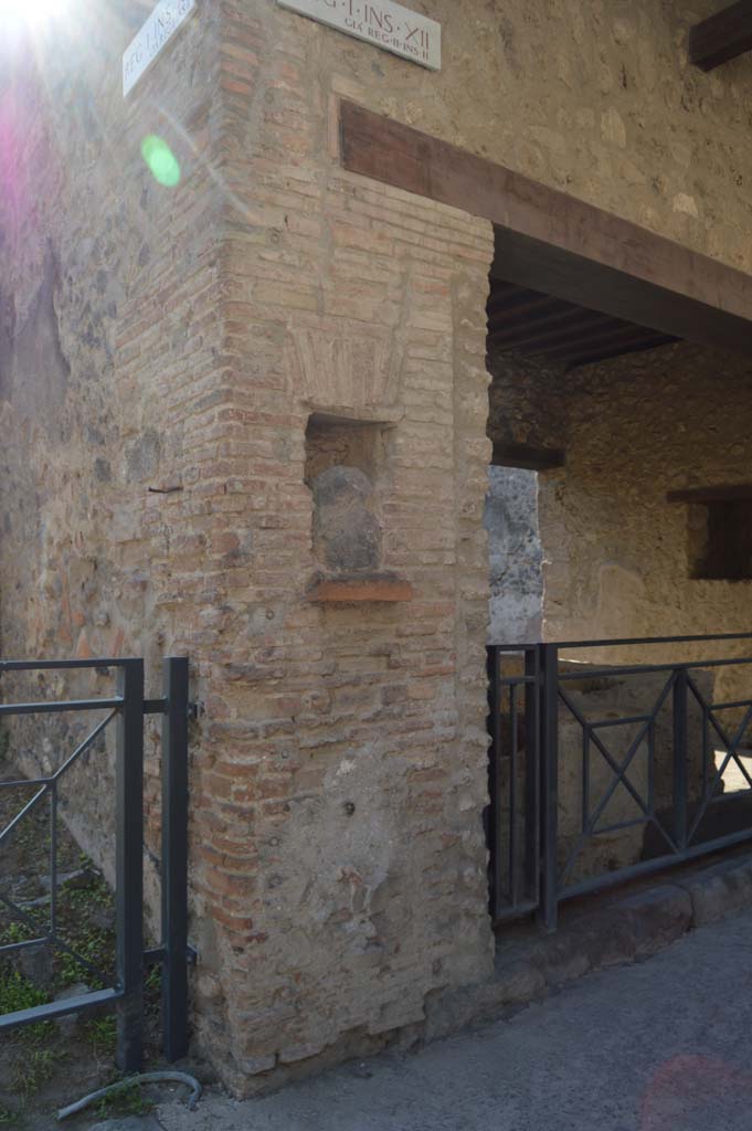 Street shrine or niche at east side of entrance doorway of I.12.5 Pompeii. 
October 2017. 
Foto Taylor Lauritsen, ERC Grant 681269 DÉCOR.
